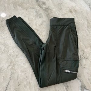 🛍 Athleta Wander Cargo Pant, Olive Green